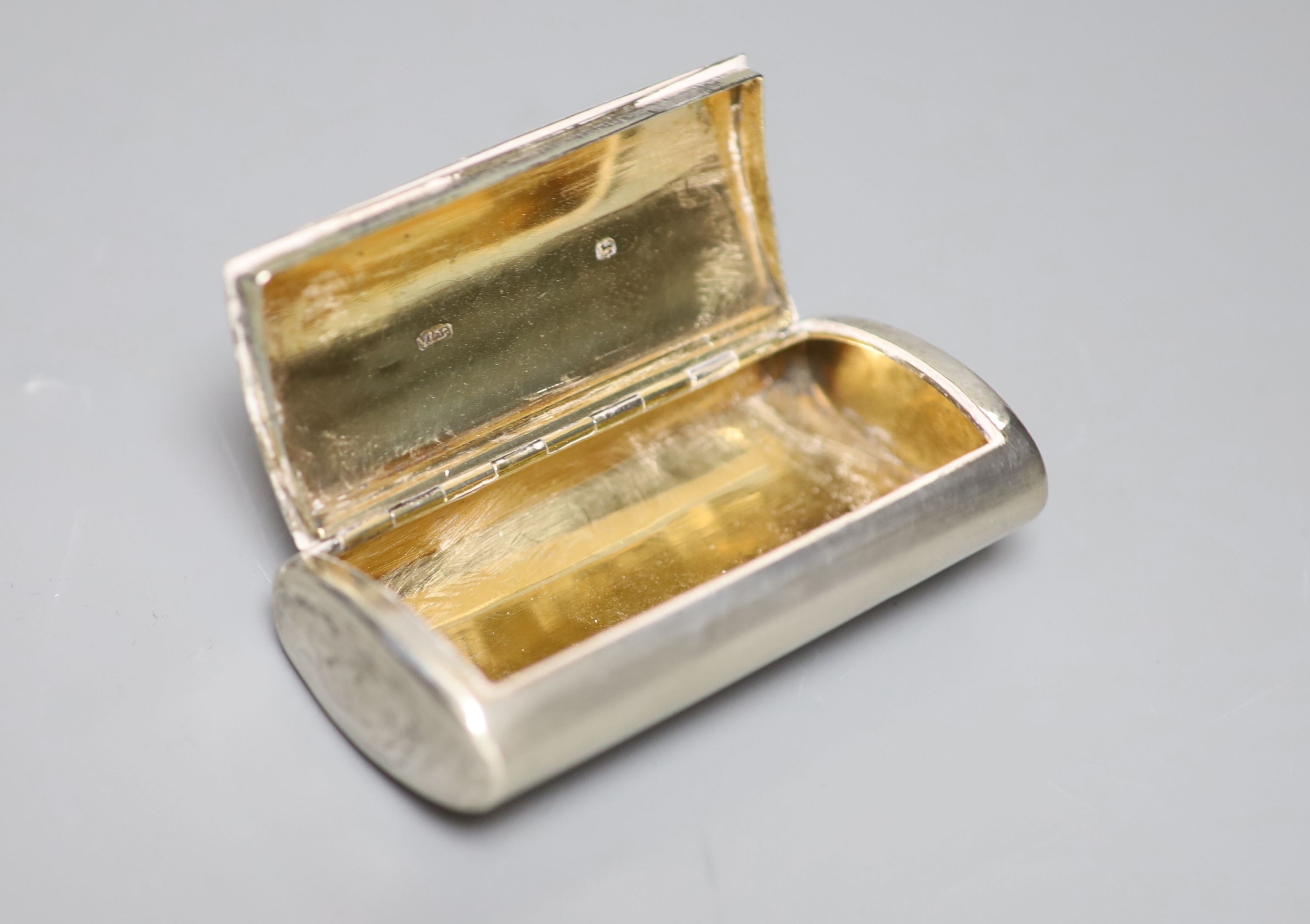A George III engraved silver snuff box, decorated with hunting scene, W.E. London, 1802